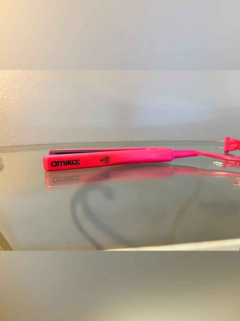Amika Mini Hair Straightener – Hot Pink – Dual Voltage – Excellent Condition